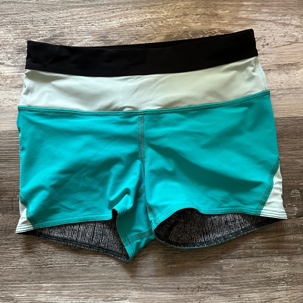 Lululemon Reversible Shorts 2.5" Inseam Turquoise Mint & Black White Size 4